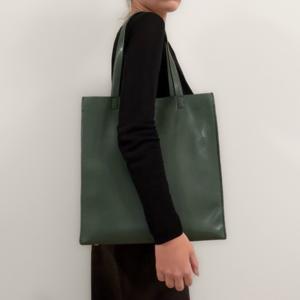 Banana Republic
Leather Shoulder Bag